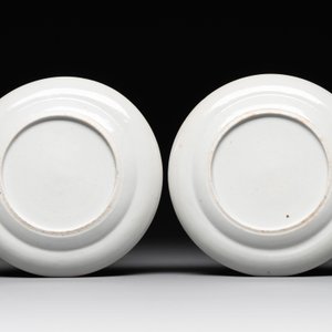 A pair of rare Chinese Canton famille rose armorial plates with the arms of Wight, ca. 1810 — photo 2