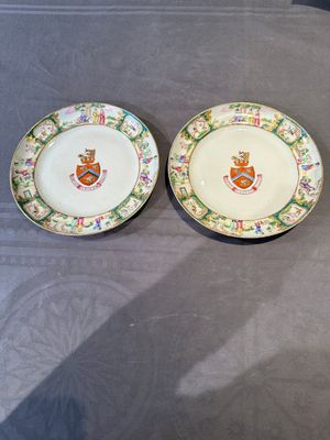 A pair of rare Chinese Canton famille rose armorial plates with the arms of Wight, ca. 1810 — photo 1
