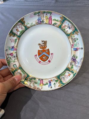 A pair of rare Chinese Canton famille rose armorial plates with the arms of Wight, ca. 1810 — photo 13