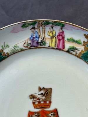A pair of rare Chinese Canton famille rose armorial plates with the arms of Wight, ca. 1810 — photo 14