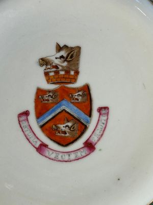A pair of rare Chinese Canton famille rose armorial plates with the arms of Wight, ca. 1810 — photo 16
