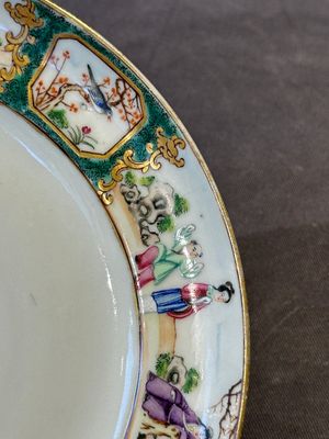 A pair of rare Chinese Canton famille rose armorial plates with the arms of Wight, ca. 1810 — photo 17