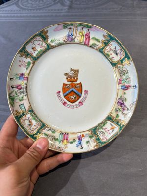 A pair of rare Chinese Canton famille rose armorial plates with the arms of Wight, ca. 1810 — photo 2