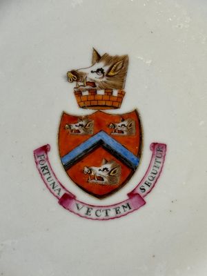 A pair of rare Chinese Canton famille rose armorial plates with the arms of Wight, ca. 1810 — photo 3