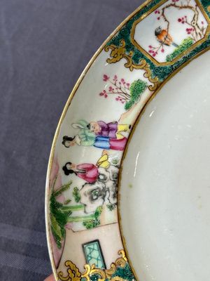 A pair of rare Chinese Canton famille rose armorial plates with the arms of Wight, ca. 1810 — photo 4