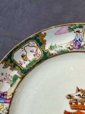 A pair of rare Chinese Canton famille rose armorial plates with the arms of Wight, ca. 1810 — photo 5