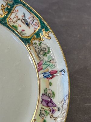 A pair of rare Chinese Canton famille rose armorial plates with the arms of Wight, ca. 1810 — photo 7