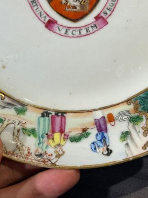 A pair of rare Chinese Canton famille rose armorial plates with the arms of Wight, ca. 1810 — photo 9