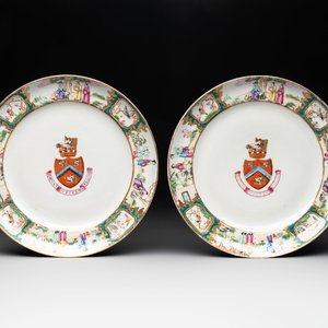 A pair of rare Chinese Canton famille rose armorial plates with the arms of Wight, ca. 1810 — photo 1