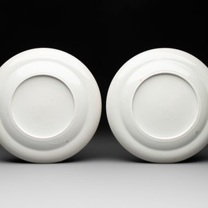A pair of rare Chinese Canton famille rose armorial plates with the arms of Wight, ca. 1810 — photo 2