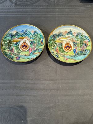 A pair of rare Chinese Canton famille rose armorial soup plates with the arms of Wight, ca. 1810 — 照片 1