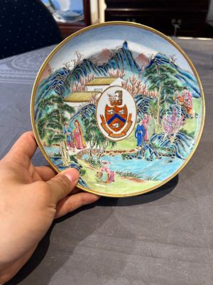 A pair of rare Chinese Canton famille rose armorial soup plates with the arms of Wight, ca. 1810 — 照片 11
