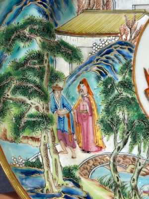 A pair of rare Chinese Canton famille rose armorial soup plates with the arms of Wight, ca. 1810 — 照片 16