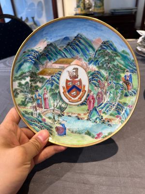 A pair of rare Chinese Canton famille rose armorial soup plates with the arms of Wight, ca. 1810 — 照片 2