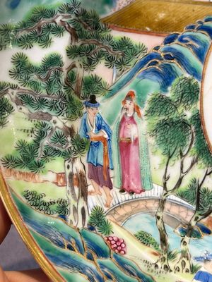 A pair of rare Chinese Canton famille rose armorial soup plates with the arms of Wight, ca. 1810 — 照片 3
