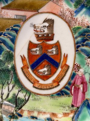 A pair of rare Chinese Canton famille rose armorial soup plates with the arms of Wight, ca. 1810 — 照片 4