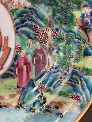 A pair of rare Chinese Canton famille rose armorial soup plates with the arms of Wight, ca. 1810 — 照片 5