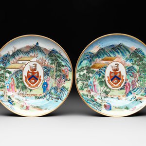 A pair of rare Chinese Canton famille rose armorial soup plates with the arms of Wight, ca. 1810 — 照片 1