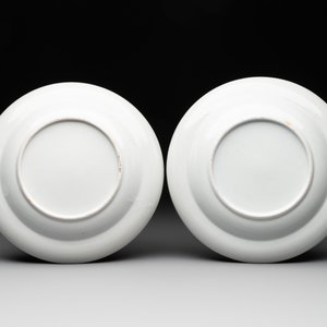 A pair of rare Chinese Canton famille rose armorial soup plates with the arms of Wight, ca. 1810 — 照片 2