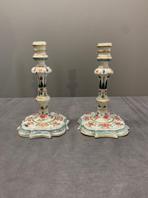A pair of rare Chinese export famille rose candlesticks with floral design, Yongzheng/Qianlong — photo 1