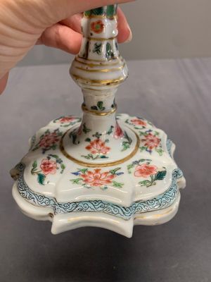 A pair of rare Chinese export famille rose candlesticks with floral design, Yongzheng/Qianlong — photo 11