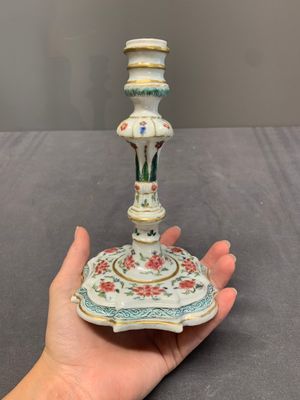 A pair of rare Chinese export famille rose candlesticks with floral design, Yongzheng/Qianlong — photo 12