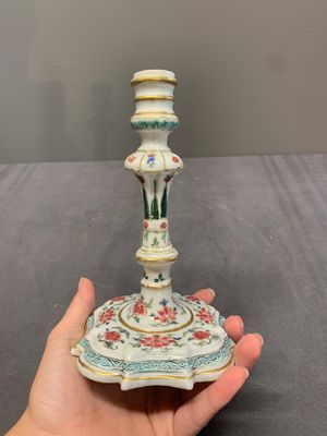 A pair of rare Chinese export famille rose candlesticks with floral design, Yongzheng/Qianlong — photo 13