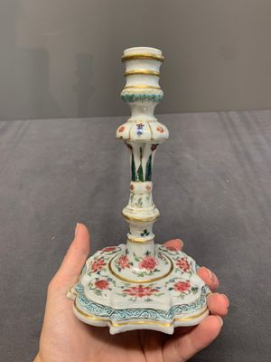A pair of rare Chinese export famille rose candlesticks with floral design, Yongzheng/Qianlong — photo 14
