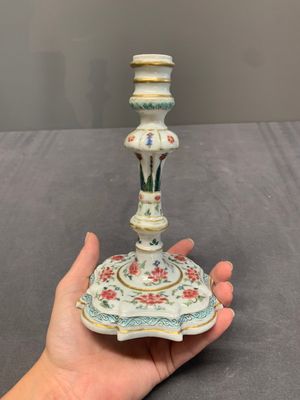 A pair of rare Chinese export famille rose candlesticks with floral design, Yongzheng/Qianlong — photo 15