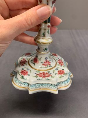 A pair of rare Chinese export famille rose candlesticks with floral design, Yongzheng/Qianlong — photo 18