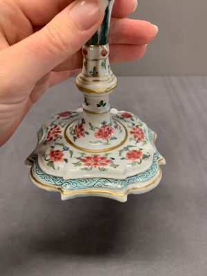 A pair of rare Chinese export famille rose candlesticks with floral design, Yongzheng/Qianlong — photo 19