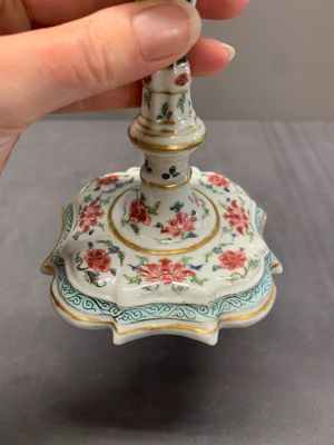 A pair of rare Chinese export famille rose candlesticks with floral design, Yongzheng/Qianlong — photo 20
