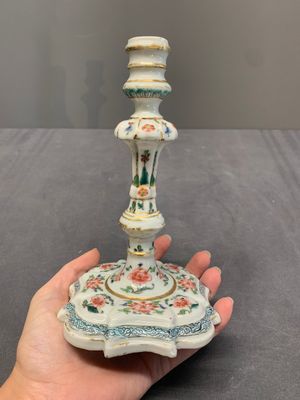 A pair of rare Chinese export famille rose candlesticks with floral design, Yongzheng/Qianlong — photo 2