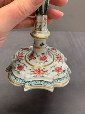A pair of rare Chinese export famille rose candlesticks with floral design, Yongzheng/Qianlong — photo 21