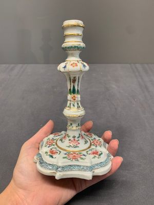 A pair of rare Chinese export famille rose candlesticks with floral design, Yongzheng/Qianlong — photo 3