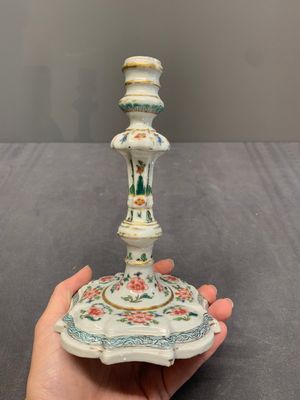 A pair of rare Chinese export famille rose candlesticks with floral design, Yongzheng/Qianlong — photo 4
