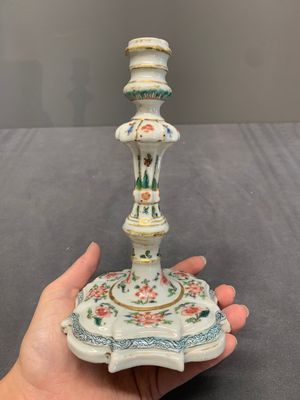 A pair of rare Chinese export famille rose candlesticks with floral design, Yongzheng/Qianlong — photo 5