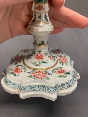A pair of rare Chinese export famille rose candlesticks with floral design, Yongzheng/Qianlong — photo 8