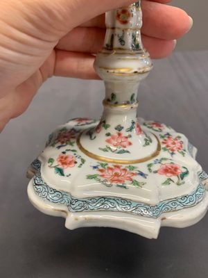 A pair of rare Chinese export famille rose candlesticks with floral design, Yongzheng/Qianlong — photo 9