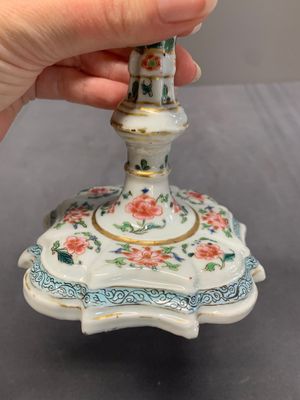 A pair of rare Chinese export famille rose candlesticks with floral design, Yongzheng/Qianlong — photo 10