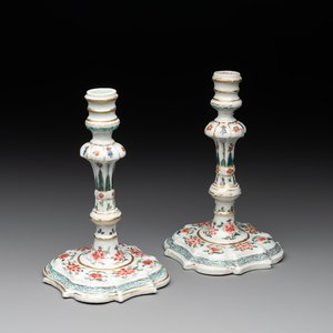 A pair of rare Chinese export famille rose candlesticks with floral design, Yongzheng/Qianlong — photo 1