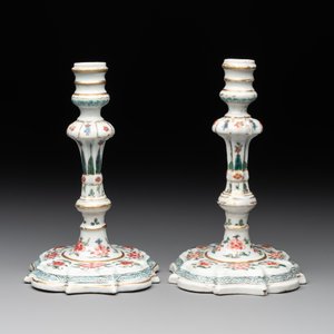 A pair of rare Chinese export famille rose candlesticks with floral design, Yongzheng/Qianlong — photo 2