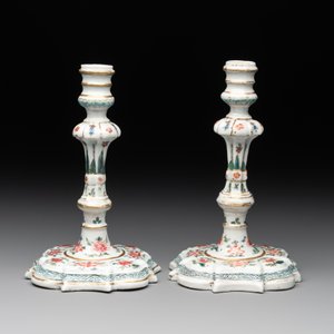 A pair of rare Chinese export famille rose candlesticks with floral design, Yongzheng/Qianlong — photo 3