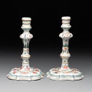 A pair of rare Chinese export famille rose candlesticks with floral design, Yongzheng/Qianlong — photo 4