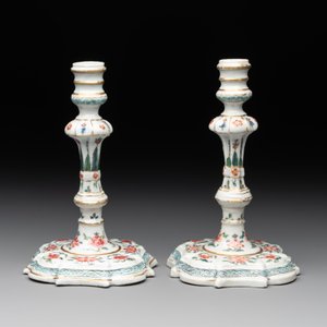 A pair of rare Chinese export famille rose candlesticks with floral design, Yongzheng/Qianlong — photo 5