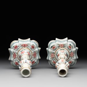 A pair of rare Chinese export famille rose candlesticks with floral design, Yongzheng/Qianlong — photo 6