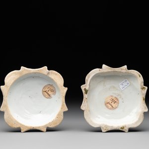 A pair of rare Chinese export famille rose candlesticks with floral design, Yongzheng/Qianlong — photo 7