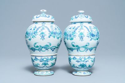 A pair of rare Chinese export porcelain urns and covers, Qianlong