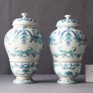 A pair of rare Chinese export porcelain urns and covers, Qianlong — 照片 13