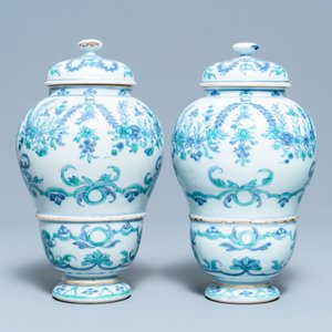 A pair of rare Chinese export porcelain urns and covers, Qianlong — 照片 2